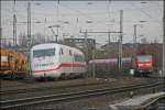 Ein unbekannter Berliner (ICE2) fhrt als ICE 849, von Dsseldorf nach Berlin-Ostbahnhof, und berholt beim Haltepunkt Bochum-Ehrenfeld die 143 602 mit ihrer S1 nach Dortmund.