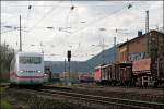 ICE 653, von Kln Hbf nach Berlin-Ostbahnhof trifft in Westhofen auf die 145 031 und 140 476 mit ihren Gterzgen. (28.03.2008)