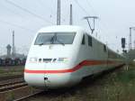 Ein ICE der Baureihe 402 durchfhrt Duisburg-Bissingheim