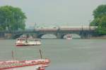 Der deutsche Verkehr scheint sich farblich auf wei und rot zu beschrnken;-) So gesehen bei einem Blick auf die Lombardsbrcke. 18.07.2009