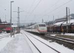 Ein ICE 2 durchfhrt am 13. Februar 2013 den Bahnhof Kronach.