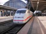 402 028-5 steht am 03.03.2013 am Bremer Hauptbahnhof um als ICE 631 nach Mnchen aufzubrechen.