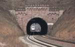 Durch den Schrzenberg Tunnel auf zwei herannahende ICE 2 Einheiten auf ihrem Weg gen Sden geblickt.