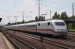 Hier 402 018-6  Braunschweig  als Leerzug von Berlin Rummelsburg nach Berlin Hbf.(tief) mit 808 022-8  Eberswalde  als Leerzug von Berlin Rummelsburg nach Berlin Hbf.(tief), bei der Durchfahrt am 7.7.2013 durch Berlin Schnefeld Flughafen, in Richtung Genshagener Heide.