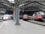Gleich 3 verschiedene Züge warteten am 30.11 im Kölner HBF auf Fahrt. Links steht ICE 559 nach Berlin Ostbahnhof, in der Mitte steht IC 133 nach Norddeich Mole und rechts steht der RE1 nach Paderborn HBF. 

Köln 30.11.2014