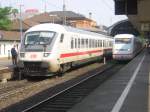 ein IC Steuerwagen und ein ICE 2 treffen sich im Bonner Hauptbahnhof.