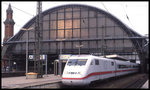 ICE 402003 steht am 6.12.1997 um 10.45 Uhr im HBF Bremen abfahrbereit nach Frankfurt am Main.