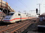 402 010 (9380 5402 010-3 D-DB)  Fontanestadt Neuruppin  bei der Durchfahrt durch den Bahnhof Berlin Karlshorst am 26.