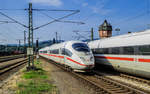 Ein ICE-Treffen im Bahnhof Saalfeld(Saale) war auch in Zeiten des regelmäßigen Takt-Fernverkehrs in Saaletal und Frankenwald ein seltenes Ereignis. Über Gleis 5 kommt ein ICE 3 (vermutlich ICE 2508) nordwärts Richtung Naumburg durchgefahren, während auf Gleis 4 ICE 503 aus Berlin gerade zur Weiterfahrt nach München ansetzt. Wegen einer gut eintägigen Sperrung des Bahnhofs Erfurt verkehrten an jenem Tag alle direkten ICE-Linien Berlin - München noch einmal über die Altstrecke durch Saaletal und Frankenwald. (22.06.2019)