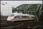 ICE 402510 verläßt hier am 17.3.2005 die Hohenzollernbrücke in Köln und fährt in den HBF Köln ein.