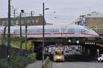 Zwei höchst unterschiedliche Triebwagen begegnen sich am 06.11.2021 unweit des Düsseldorfer Hautptbahnhofes: Oben der in Richtung Duisburg fahrende DB-ICE3 4603, darunter der