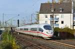 Ein ICE3 rauscht durch Düsseldorf Derendorf gen Düsseldorf Hbf.

Düsseldorf 26.11.2022