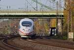 Ein ICE3 rauscht von Duisburg kommend durch Düsseldorf Derendorf gen Düsseldorf Hbf.

Düsseldorf 26.11.2022