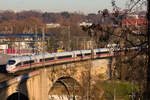 403 333  Goslar  als ICE 564 München-Karlsruhe am 18.12.2023 auf der Neckarbrücke in Stuttgart-Bad Cannstatt. 