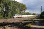 Eine Doppel ICE Einheit, vorne ICE 403521-8, durchfährt hier am 5.10.2024 um 15.09 Uhr den Bahnhof Kahl in Richtung Hanau.