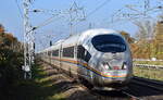 DB Fernverkehr AG, Frankfurt (Main) mit ihrem in Gestaltung mit regenbogenfarbenem Streifen  Railbow ICE  oder  403 504-4/Tz304  Taufname:  München  (NVR:  93 80 5403 504-4 D-DB...... ) und einem weiteren ICE 3 am Haken (Nummer nicht beachtet) jetzt aktuell wieder im Einsatz, hier am 25.10.24 Höhe Bahnhof Berlin Hohenschönhausen.