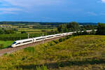 Am Abend des 14. August 2024 zog in der Hallertau ein Gewitter auf. Bei Fahlenbach konnte ich den ICE 526 von München HBF nach Dortmund vor der dunklen Wolkenwand fotografieren. Der führende 403 044 trägt anstatt des üblichen roten einen Zierstreifen in Regenbogenfarben, welcher anlässlich des 10-jährigen Bestehens des LGBTIQ-Mitarbeitendennetzwerks und als Symbol für die Werte der DB angebracht wurde.