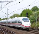 Alltag an einer Dsseldorfer S-bahnstation auf dem Abschnitt Dsseldorf-Flughafen - Langenfeld(Rheinl). Ein ICE3 zieht LZB-gefhrt mit guten 200 Km/h vorbei. 27.04.08