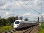 403 018  Mnster(Westf)  und 403 019  Duisburg  fahren als ICE 517 Dortmund Hbf - Mnchen Hbf durch Stuttgart-Untertrkheim.