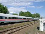 28.05.2004 Hochgeschwindigkeitsstrecke Hannover - Berlin, km 122,4 Hhe Haltepunkt Dallgow-Dberitz: 233636 schleppt einen wegen Stromabnehmerschaden liegen gebliebenen ICE nach Berlin ab.