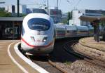 Er will nach Stuttgart zum Bahnbildertreffen. ICE 3 mit hoher Geschwindigkeit durch S-Feuerbach. (01. August 2009)