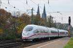 Der ICE 3 kommt von der Hohenzollernbrcke und nimmt in Kln Messe/Deutz langsam Fahrt auf. Aufgenommen am 15/11/2010.