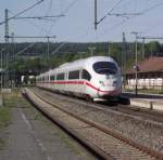 Ein ICE 3 durchfhrt am 5. Mai 2011 auf seiner berfhrungsfahrt nach Mnchen den Kronacher Bahnhof ber Gleis 3.