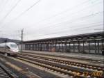 Ein ICE-3 fhrt mit 300KM/h auf Gleis 3 durch den Bahnhof Montabaur.
Der Zug kommt aus Frankfurt und fhrt Richtung Kln.