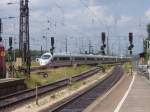 Ein zweiteiliger ICE 3 in Augsburg HBF. In ca.40 min wird er sein Endziel Mnchen HBF erreichen. 