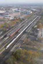 Ein doppelter ICE 3 durchfährt den Bahnhof Köln Messe/Deutz in Richtung Schnellfahrstrecke Köln - Frankfurt (9.11.14).
