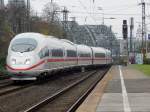 ICE 3 durchfährt am 30.11.14 den Bahnhof Köln Deutz.

30.11.2014