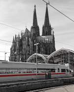 
Vor der Kulisse des Kölner Domes fährt der ICE 3  Celle  Tz 361 (BR 403) am 08.03.2015 in den Hauptbahnhof Köln ein.
Hier in Schwarzweiß mit rotem farb-pop.
