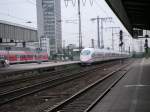 403 RECKLINGHAUSEN trifft (damals noch als) ICE 524 in Richtung Mnster(Westf) Hbf in Essen Hbf ein (17.08.05)