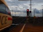 Warten auf freie fahrt heißt es. Hier wartet ein ICE in Duisburg auf Fahrt die sich wegen der Signalstörung noch etwas verzögert hat.

Duisburg 07.11.2015