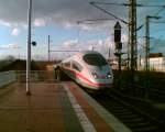 Ein 403 trifft als ICE 601 in Siegburg/Bonn auf Gleis 6 ein (07.03.07)