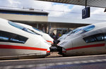 Gleich zwei Doppeltraktionen von 403ern trafen sich am 29.3.2016 in Mannheim Hbf.
Die hinteren beiden verkehrten als ICE 612 (München Hbf - Frankfurt (M) Flughafen Fernbf - Dortmund Hbf), die vorderen als ICE 103 (Hannover Hbf - Dortmund Hbf - Basel SBB).