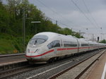 Am 12.05.2016 fuhr ICE 626/ICE 826, eine Doppeltraktion ICE 3 durch Kitzingen in Richtung Würzburg durch. Endbahnhof dieses Zuges ist Dortmund Hbf und Köln Hbf, da dieser in Frankfurt Flughafen Fernbahnhof getrennt wird.