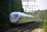 Der ICE3 aus Amsterdam(NL) nach Frankfurt(am Main-Hbf)(D) und kommt aus Richtung Mönchengladbach-Hbf und fährt durch Jüchen in Richtung Grevenbroich,Köln.