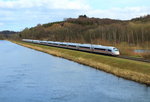 Am Donauufer kurz vor Günzburg fährt der ICE 514 am 29.03.2016 Richtung Ulm