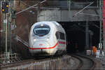 Optisch (fast) nur der Steuerwagen -

... der Rest des Zug ist verdeckt, bzw. im Tunnel. Ein Velaro D bei der Ausfahrt aus dem Pragtunnel beim Bahnhof Stuttgart-Feuerbach.

14.01.2017 (M)