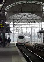 Wenn im Bahnhof von Leuven/Louvain eine Durchsage kommt:  Achtung, durchfahrender Zug! , sollte die Kamera bereit sein. Durchrasender ICE 3 in Richtung Lttich am 09.03.08.