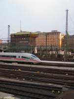 Am Nachmittag des 02.10.2005 stand 406 053 der Nederlandse
Spoorwegen abfahrbereit im Hauptbahnhof Frankfurt am Main,
im Hintergrund das Zentralstellwerk, damals noch mit analoger
Technik und inzwischen auf Digitaltechnik umgestellt.