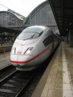 Endlich mal wieder einen ICE 3M vor die Linse gekriegt. Dieser hier war am 02.01.2012 in Frankfurt (Main) Hbf zu sehen. Er verkehte als ICE 9554 von Frankfurt (Main) Hbf ins franzsische Paris an den berhmten Gare De L´Est. Frankfurt (Main) Hbf, den 02.01.2012.