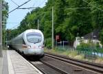 Pfingstmontag in Friedrichsruh: ein ICE3 rast auf Gleis 2 Richtung Berlin - zum Glück warnt hier eine Lautsprecherstimme vor schnellen Zügen... 9.6.2014  
