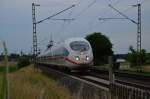 Ein mir unbekannter ICE 46XX von Rheydt kommend in Richtung Aachen Hbf unterwegs.
Wegen Bauarbeiten in Eschweiler an der Kbs 480 findet seit gestern wieder Umleiterverkehr über die Kbs 485 statt. Abendaufnahme von 28.6.2015