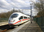 Der ICE3 aus Brüssel-Süd(B) nach Frankfurt am Main und kommt aus Richtung Lüttich-Guillemins(B),Walhorn(B) und fährt durch Hergenrath(B) in Richtung Aachen-Süd(D),Aachen-Hbf.
Aufgenommen vom Bahnsteig 1 in Hergenrath(B). Bei Sonne und Wolken am Nachmittag vom 3.4.2016.