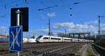 Am Ende der elektrischen Streckentrennung kommt der ICE4 (Tz 9459) fast lautlos in den Würzburger Hbf gesurrt. 19.02.2022