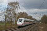 Ein ICE 4 passiert auf dem Weg nach Köln Bönen-Nordbögge (10.04.2022)