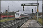 Ein ICE 4 in Richtung Norden durchfährt hier am 19.01.2023 um 12.29 Uhr den Bahnhof Hasbergen.