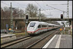 Ein ICE 4 durchfährt den inzwischen zum Haltepunkt herab gestuften ehemaligen Bahnhof Natrup Hagen und ist am 13.2.2023 um 12.51 Uhr auf der sogenannten Rollbahn nach München unterwegs.